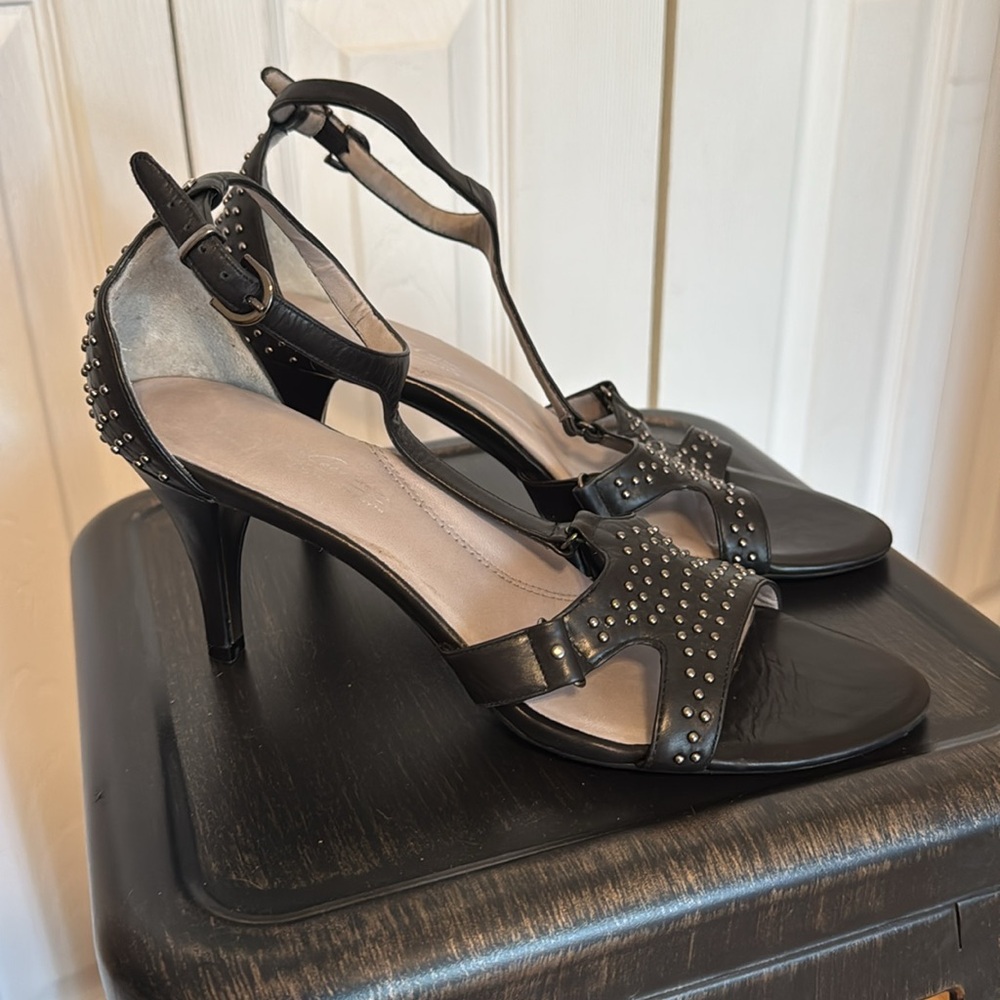 Kenneth Cole women’s black leather studded T-strap sandal size 10, 3.5” heel - Picture 3 of 11